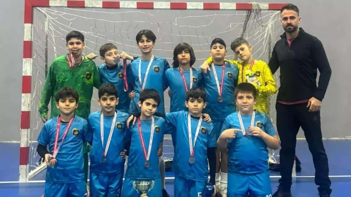Futsal turnuvasında öğrencilerimiz Ataşehir ikincisi oldu.
