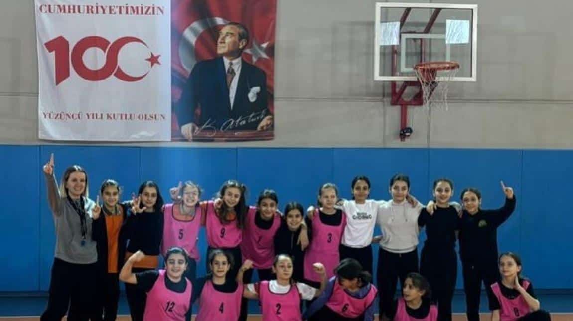 Geleneksel Oyunlarımızdan Mendil kapmaca kategorisinde Ataşehir'de 1. olan öğrencilerimizi ve öğretmenlerimizi tebrik ederiz.